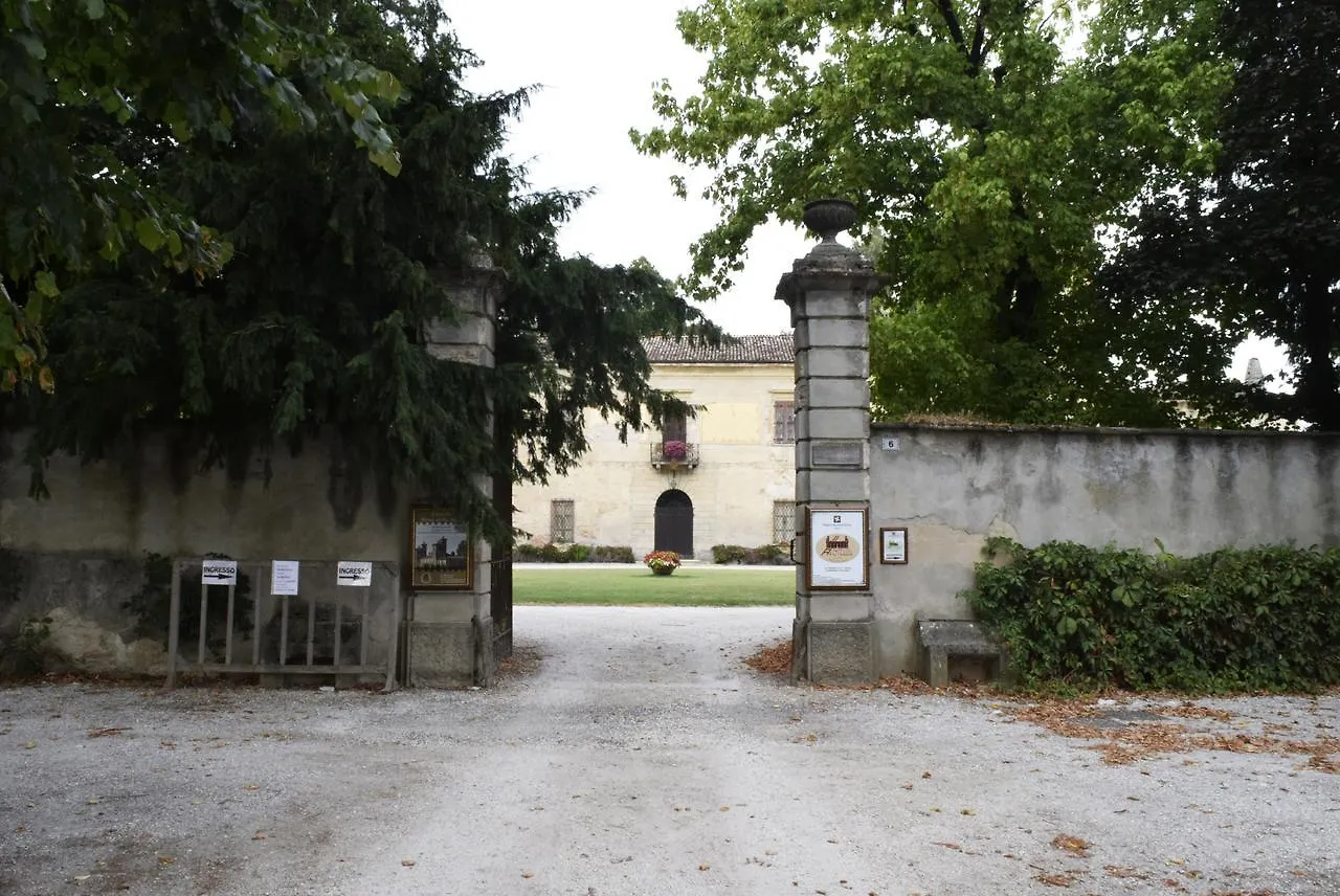 Ostello Castello Mina Della Scala Casteldidone 0*,  Italy